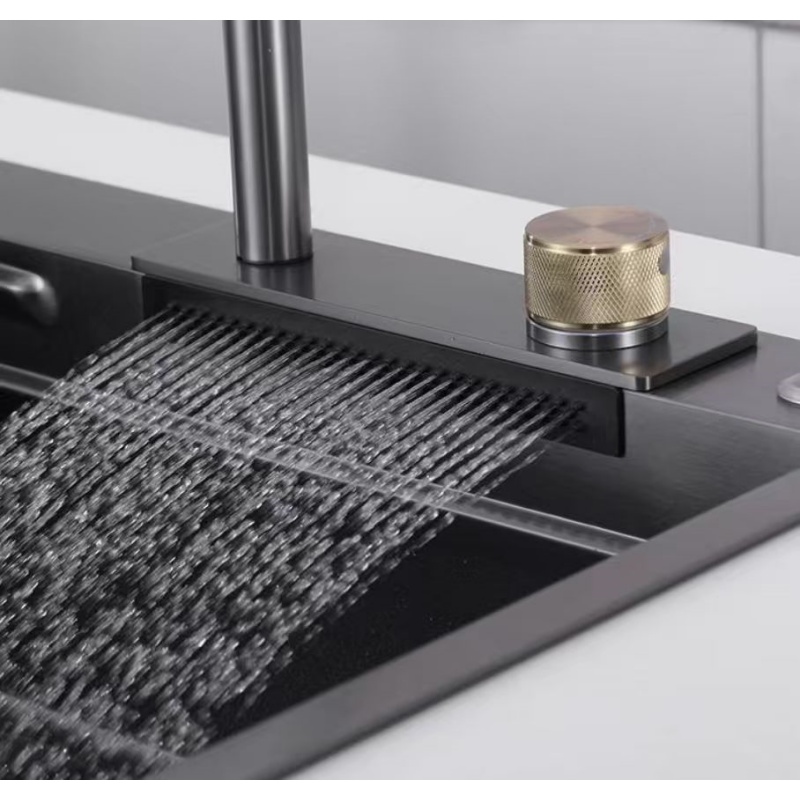 フライングレイン蛇口は滝のような水流を噴射します。 モダンで - Kitchen Gadgets Luxury のレビューと価格
